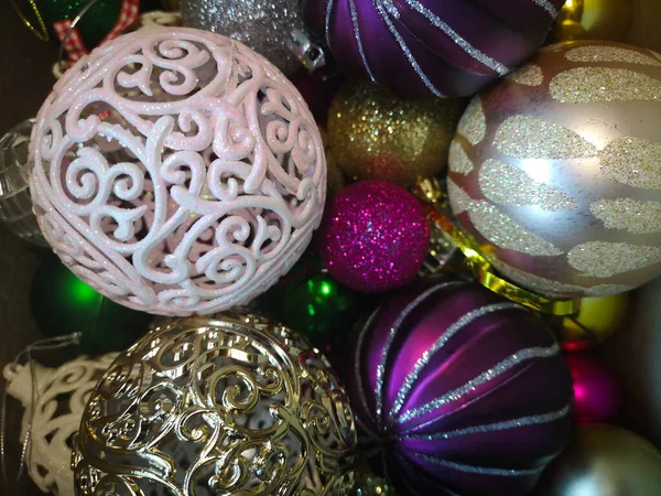 Vitrindeki Bir Paketin Içinde Çok Renkli Parlak Noel Topları Yılbaşı — Stok fotoğraf