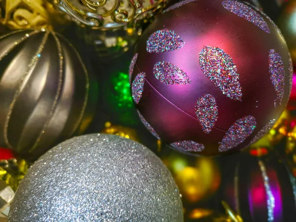 Vitrindeki Bir Paketin Içinde Çok Renkli Parlak Noel Topları Yılbaşı — Stok fotoğraf