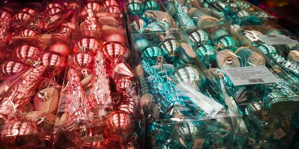 Bolas Navidad Brillantes Multicolores Paquete Escaparate Decoraciones Navidad Para Año — Foto de Stock