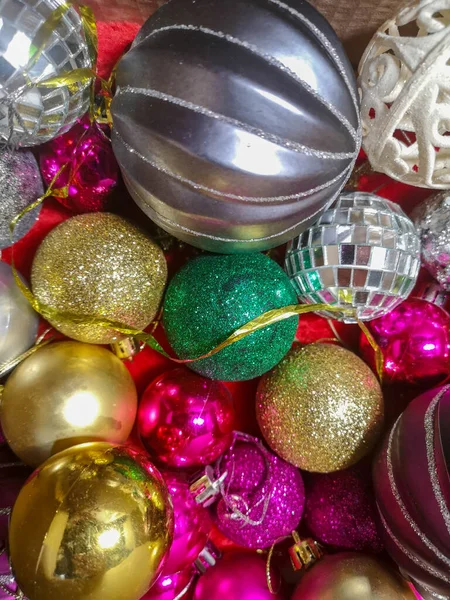 Brillanti palle di Natale. Addobbi natalizi per Capodanno e Natale. — Foto Stock