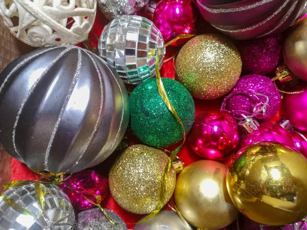 Palline Natale Lucide Multicolori Pacchetto Una Vetrina Addobbi Natalizi Capodanno — Foto Stock