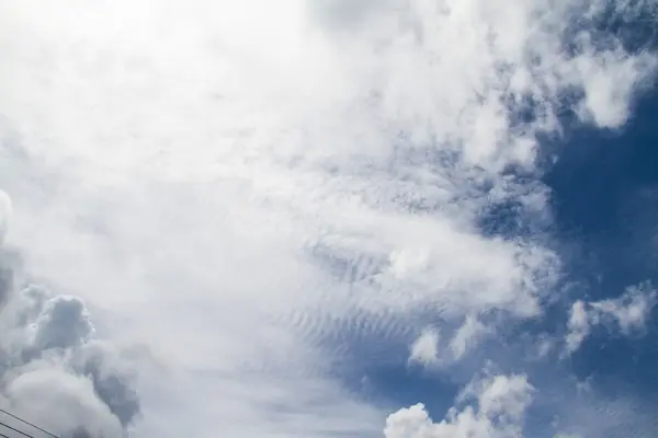 Cielo azul con primer plano de nubes —  Fotos de Stock