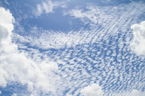 Cielo azul con primer plano de nubes —  Fotos de Stock