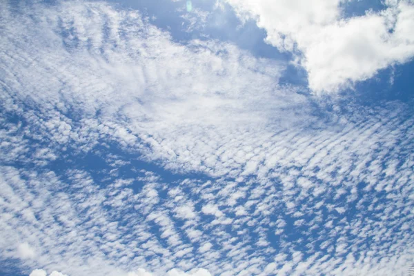 Blå himmel med moln närbild — Stockfoto