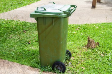 Parktaki çöp kutusu.