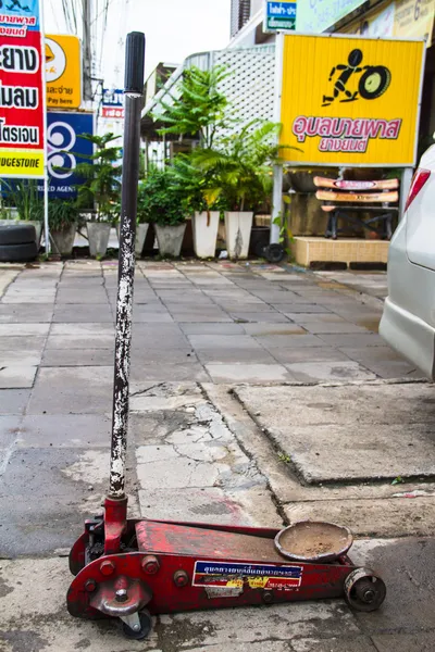 Presa a pavimento idraulica rossa — Foto Stock