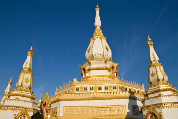 Templo tailandês, Maha Chedi Chaimongkol em Roi et Province Tailândia — Fotografia de Stock