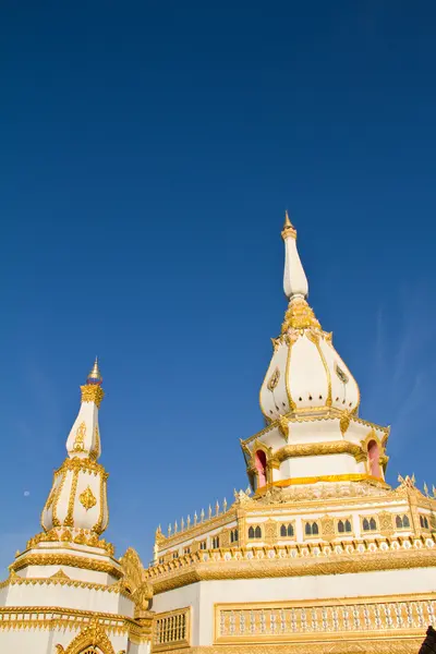 Templo tailandés, Maha Chedi Chaimongkol en Roi et Province Tailandia —  Fotos de Stock