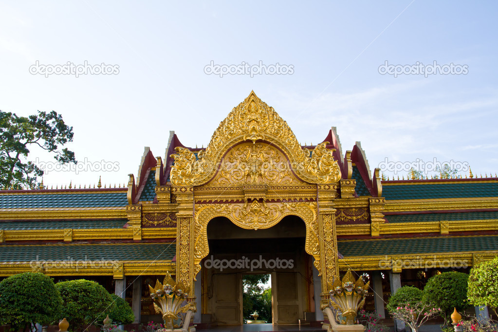 Maha Chedi Chaimongkol temple