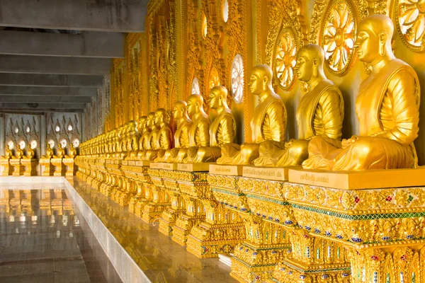 Fila de estatuas budistas monje de oro en el templo tailandés, Chaimongkhol —  Fotos de Stock