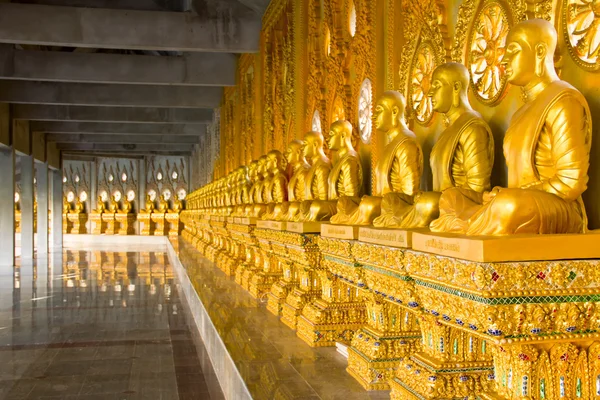 Fila de estatuas budistas monje de oro en el templo tailandés, Chaimongkhol —  Fotos de Stock