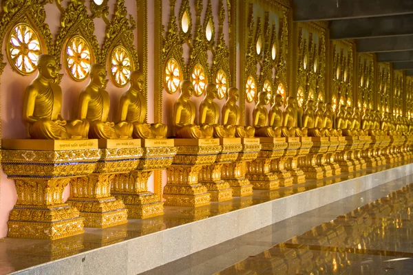 Fila di statue buddiste monache d'oro nel tempio thai, Chaimongkhol — Foto Stock