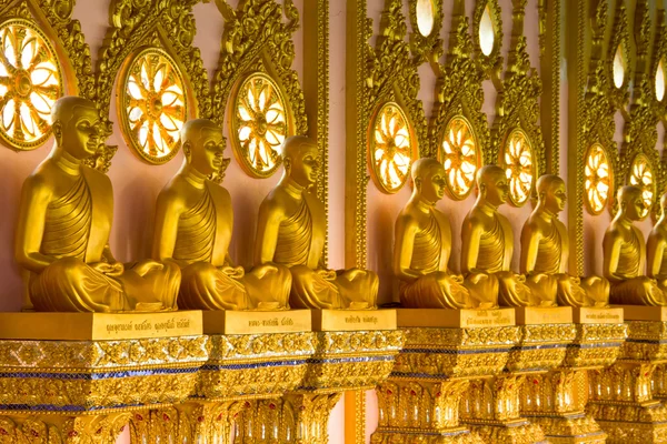 Fila de estatuas budistas monje de oro en el templo tailandés, Chaimongkhol —  Fotos de Stock