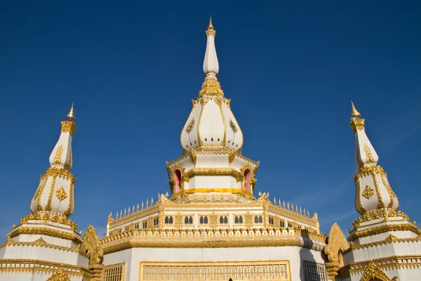 Templo tailandês, Maha Chedi Chaimongkol em Roi et Province Tailândia — Fotografia de Stock