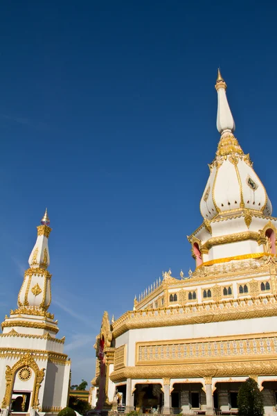 Thailandsk tempel, Maha Chedi Chaimongkol ved Roi et Province Thailand - Stock-foto
