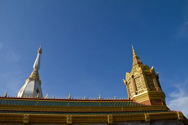 Templo tailandés, Maha Chedi Chaimongkol en Roi et Province Tailandia —  Fotos de Stock