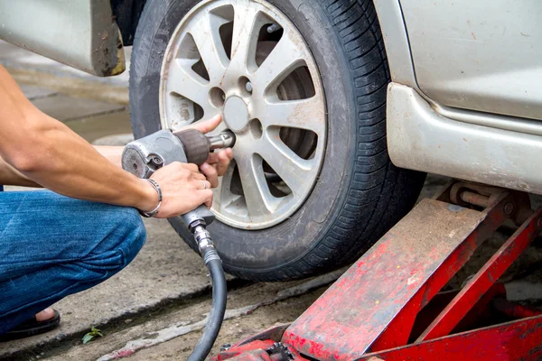 Jack de coche hidráulico para levantar el coche para cambiar la rueda . —  Fotos de Stock