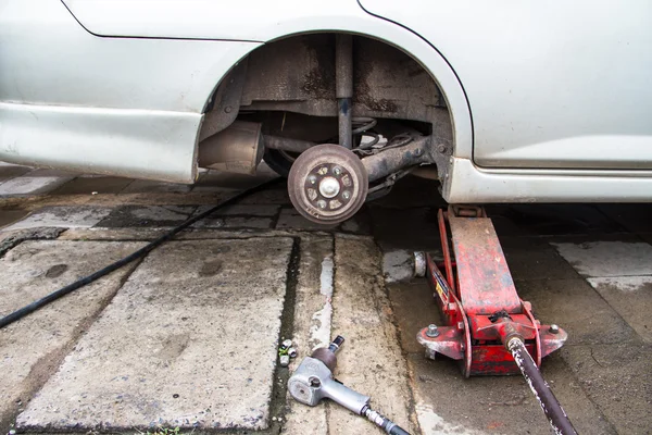 Jack de coche hidráulico para levantar el coche para cambiar la rueda . —  Fotos de Stock