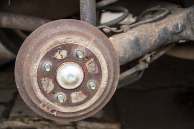 Arabayı kaldırmaya hidrolik kriko tekerlek değiştirin.