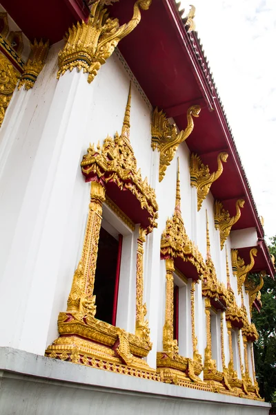 Arte de moldagem de estilo tailandês tradicional na janela do templo tailandês — Fotografia de Stock