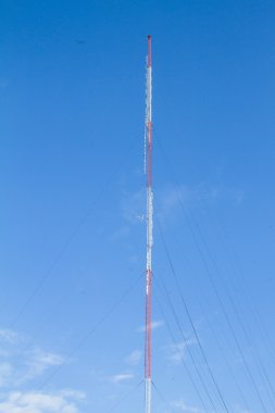 İletişim kulesi mavi gökyüzü arka plan üzerinde