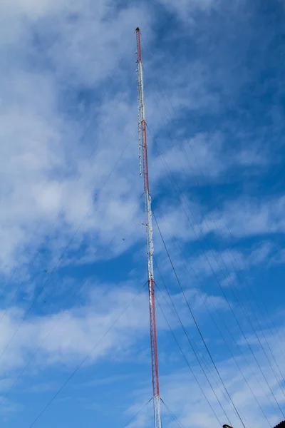 Kommunikationsturm auf blauem Himmel Hintergrund — Stockfoto