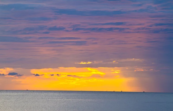 Nuvem nascer do sol no mar — Fotografia de Stock