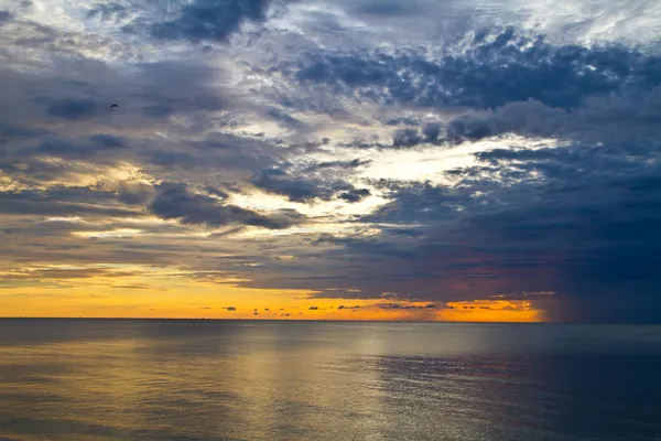 Cloud sunrise in the sea — Stock Photo, Image