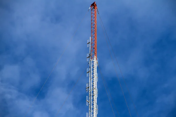 Torre di comunicazione su sfondo cielo blu — Foto Stock