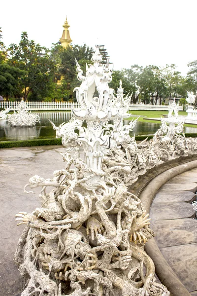 Estátua dos demônios no inferno no templo de Wat Rong Khun, Tailândia . — Fotografia de Stock