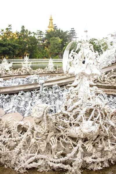 Estátua dos demônios no inferno no templo de Wat Rong Khun, Tailândia . — Fotografia de Stock