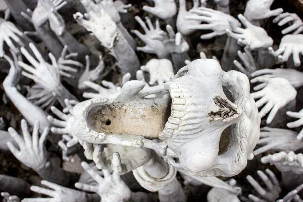 Estatua de las manos del infierno del infierno en el templo de Wat Rong Khun en Chiang rai Tjhailand — Foto de Stock