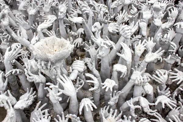 Chiang rai tjhailand のワット ロン クン寺地獄から地獄から手の像 — ストック写真