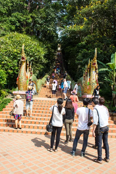 Thai Temple Stairway, Doi Suthep Temple, Chiangmai, Norte da Tailândia . — Fotografia de Stock