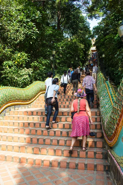 Thai Temple Stairway, Doi Suthep Temple, Chiangmai, Norte da Tailândia . — Fotografia de Stock