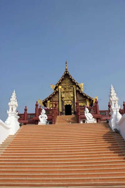 Tradycyjny tajski architektury w stylu lannajskim, pawilon Królewski (ho kum luang) w królewskiej flory expo, chiang mai, Tajlandia — Zdjęcie stockowe