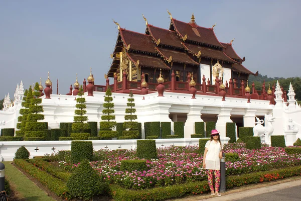 Arquitectura tailandesa tradicional en el estilo Lanna, Pabellón Real (Ho Kum Luang) en la Royal Flora Expo, Chiang Mai, Tailandia — Foto de Stock