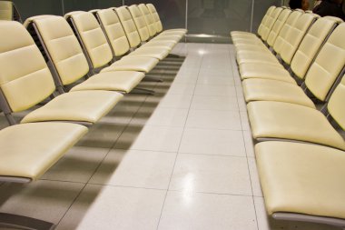 satır boş sandalye bir Havaalanı bekleme salonu