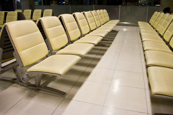 Row of empty seats in the waiting lounge of an airport — Stock Photo, Image