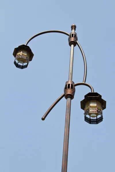 Lampa post gatan road över blå himmel — Stockfoto