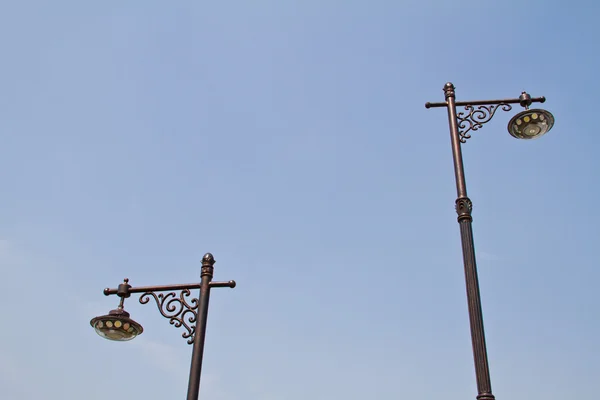 Lampa po ulicy droga nad niebieski niebo — Zdjęcie stockowe