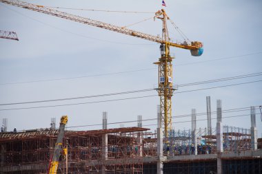 İnşaat alanında vinç