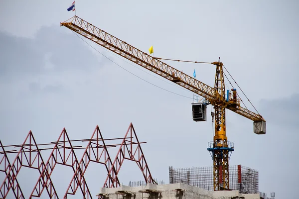 Kran auf Baustelle — Stockfoto