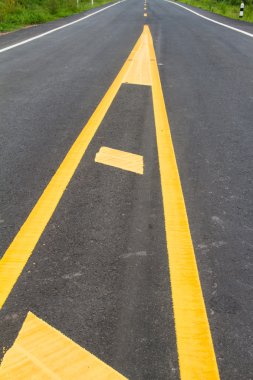 Yol dokusu arkaplanındaki sarı çizgi