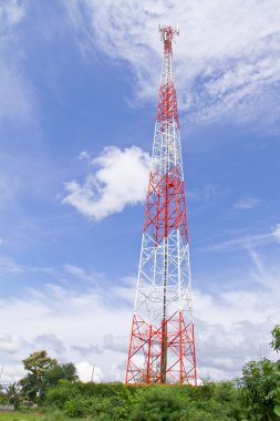 Mavi gökyüzü olan telekomünikasyon kulesi