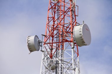 Mavi gökyüzü olan telekomünikasyon kulesi