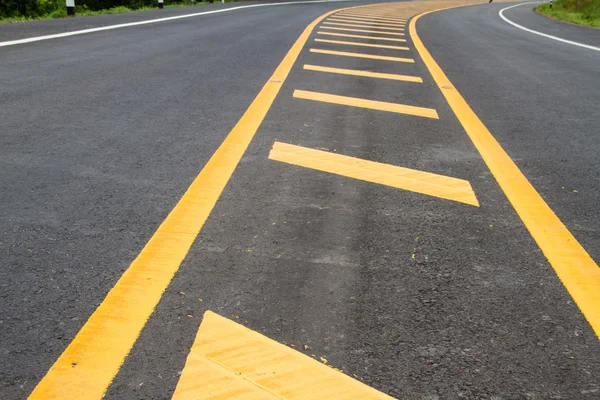 Желтая линия на фоне дорожной текстуры — стоковое фото