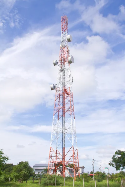 Телекомунікаційна вежа з блакитним небом — стокове фото