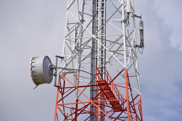 Telekommunikationstorn med blå himmel — Stockfoto