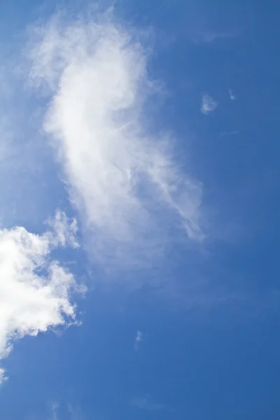 Céu azul com nuvem — Fotografia de Stock